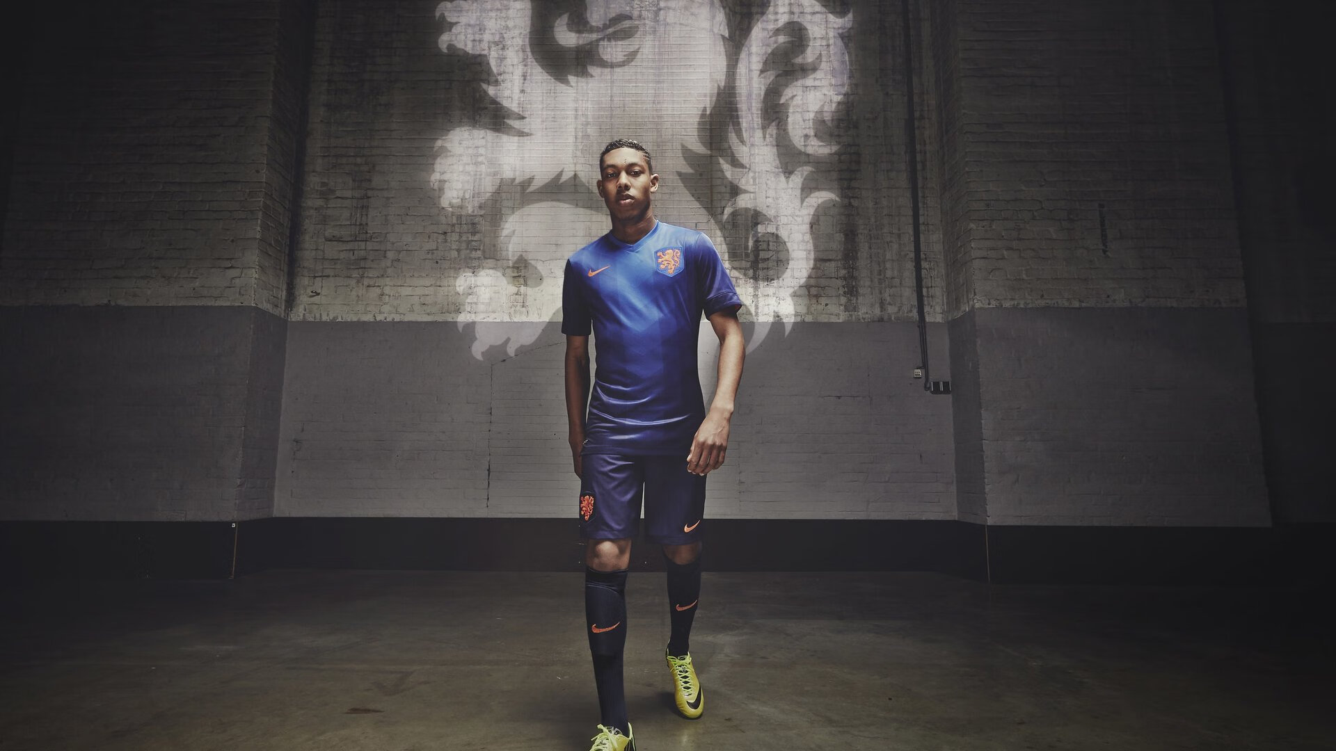 本次活动以“足球点亮梦想”为主题，旨在通过足球文化的传播，激发青少年对足球的兴趣，推动中国足球的基层发展。