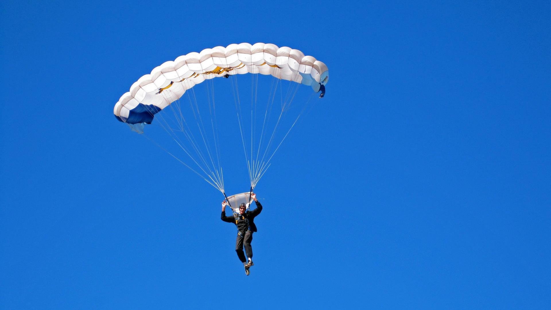 特色夜跑比赛，点亮城市夜色，创意夜跑